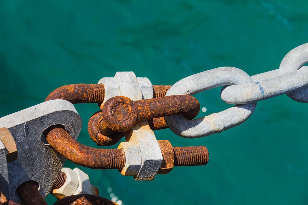 船舶系泊设备,船舶系泊由镀锌的船链和手铐,用海水的背景